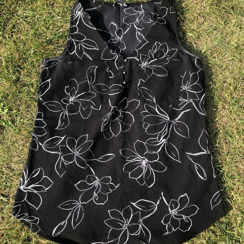 le chateau Black Sleeveless Floral V-Neck Camisole